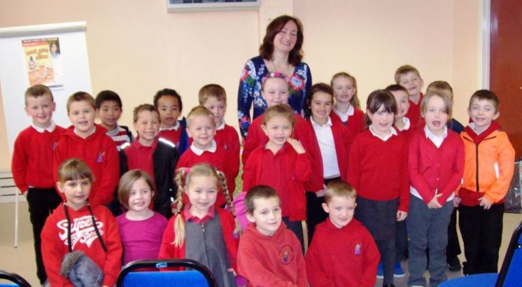 Wendy with children from Ysgol-y-Dderwen at Carmarthen Library
