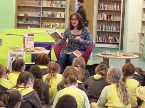 Wendy reading to Brownies in Swansea Library