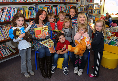 Wendy with children in Ammanford Library