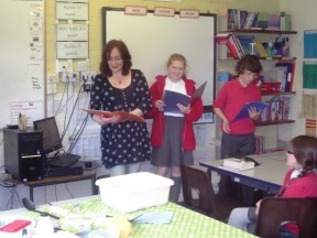 Wendy White with Year 6 Narrators and Actors at Ysgol y Castell, Kidwelly